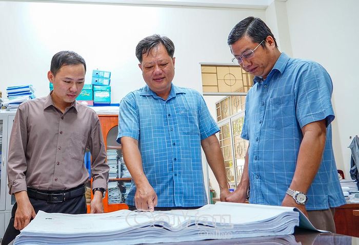 Ông Hà Quang Hiền, Trưởng phòng Quản lý nhà và thị trường bất động sản, Sở Xây dựng tỉnh (giữa), cùng cán bộ rà soát các dự án nhà ở xã hội trên địa bàn tỉnh.
