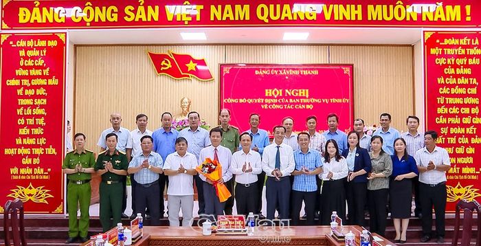 Phó Bí thư Tỉnh uỷ, Chủ tịch HĐND tỉnh Phạm Văn Thiều và Ban Thường vụ Đảng uỷ, Ban Chấp hành Đảng bộ xã Vĩnh Thanh chúc mừng đồng chí tân Bí thư Đảng uỷ xã.