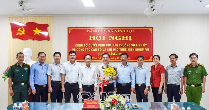 Dịp này, lãnh đạo tỉnh tặng hoa chúc mừng đồng chí Trần Anh Thi, nguyên Bí thư Đảng uỷ xã Vĩnh Lợi, được điều động, bổ nhiệm giữ chức Phó Giám đốc Sở Công Thương.