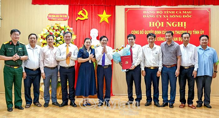  Phó Bí thư Thường trực Tỉnh uỷ Đặng Văn Dũng cùng các đồng chí trong Ban Thường vụ Đảng uỷ xã Sông Đốc chúc mừng đồng chí Lê Văn Ngời giữ chức Bí thư Đảng uỷ xã, nhiệm kỳ 2025-2030.