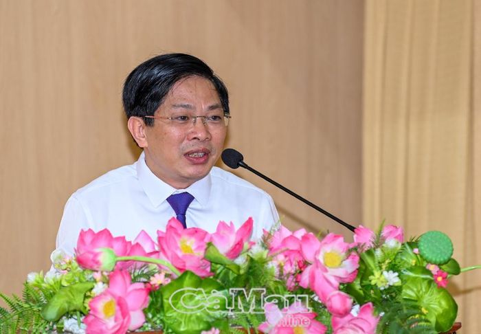 Phó Bí thư Thường trực Tỉnh uỷ Đặng Văn Dũng phát biểu chỉ đạo, giao nhiệm vụ cho tân Bí thư Đảng uỷ xã Sông Đốc.