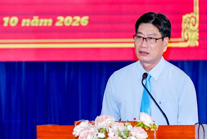  Đồng chí Đặng Trí Thủ, tân Bí thư Đảng uỷ Xã Trần Văn Thời, nhiệm kỳ 2025-2030, bày tỏ quyết tâm cùng tập thể Ban Chấp hành, Ban Thường vụ Đảng uỷ xã thực hiện thắng lợi Nghị quyết Đại hội Đảng bộ Xã nhiệm kỳ 2025-2030.