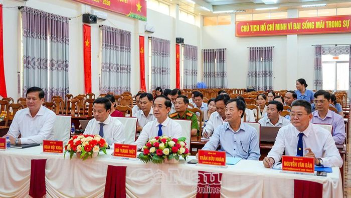Đồng chí Hồ Thanh Thuỷ, Phó Bí thư Tỉnh uỷ, Chủ tịch Uỷ ban MTTQ Việt Nam tỉnh Cà Mau và các đại biểu tham dự hội nghị.