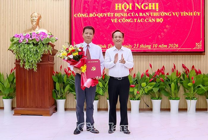 Phó Bí thư Tỉnh uỷ, Chủ tịch HĐND tỉnh Phạm Văn Thiều trao quyết định và tặng hoa đồng chí Phạm Thanh Chờ, Phó Chủ nhiệm Uỷ ban Kiểm tra Tỉnh uỷ, được điều động, chỉ định tham gia Ban Chấp hành, Ban Thường vụ và giữ chức Bí thư Đảng uỷ xã Vĩnh Thanh nhiệm kỳ 2025-2030.