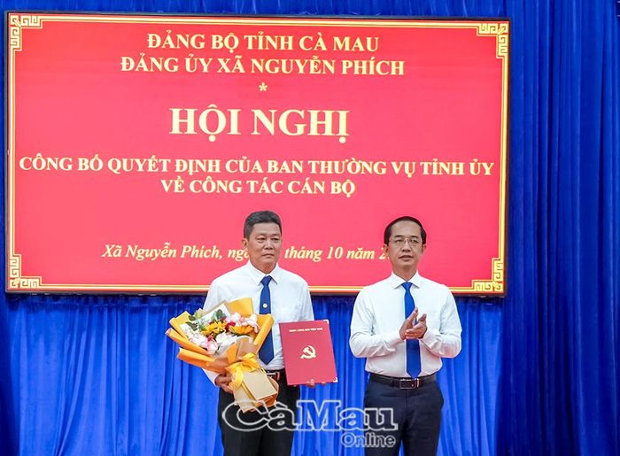 Phó Bí thư Tỉnh uỷ, Chủ tịch Uỷ ban MTTQ Việt Nam tỉnh Cà Mau Hồ Thanh Thuỷ trao quyết định của Ban Thường vụ Tỉnh uỷ điều động, chỉ định đồng chí Nguyễn Văn Bản, Phó Trưởng ban Tổ chức Tỉnh uỷ, giữ chức Bí thư Đảng uỷ Xã Nguyễn Phích, nhiệm kỳ 2025-2030.