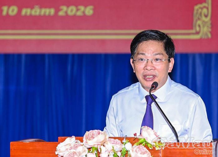 Phó Bí thư Thường trực Tỉnh uỷ Đặng Văn Dũng phát biểu chỉ đạo, giao nhiệm vụ cho tân Bí thư Đảng uỷ Xã Trần Văn Thời.