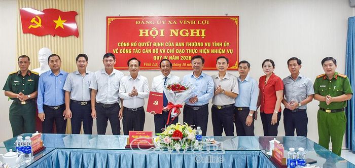  Các đồng chí lãnh đạo tỉnh chụp ảnh lưu niệm cùng đồng chí tân Bí thư Đảng uỷ xã và Ban Thường vụ Đảng uỷ xã Vĩnh Lợi.