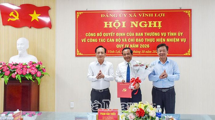 Phó Bí thư Tỉnh uỷ, Chủ tịch HĐND tỉnh Phạm Văn Thiều và Trưởng ban Tuyên giáo Tỉnh uỷ Hồ Trung Việt trao Quyết định và hoa chúc mừng đồng chí Võ Văn Lực.