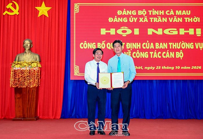 Phó Bí thư Thường trực Tỉnh uỷ Đặng Văn Dũng trao quyết định cho đồng chí Đặng Trí Thủ.
