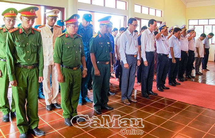 Các đại biểu dành một phút mặc niệm tưởng nhớ các anh hùng liệt sĩ đã hy sinh vì độc lập, tự do của Tổ quốc.