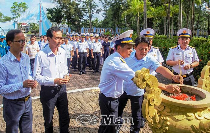 Các đồng chí lãnh đạo Xã Phan Ngọc Hiển và Lữ đoàn 175 (Vùng 5 Hải quân) thành kính dâng hương tại tượng đài Khu di tích Quốc gia đặc biệt Đường Hồ Chí Minh trên biển - Bến Vàm Lũng.