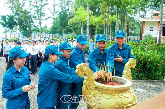  Cán bộ, chiến sĩ Lữ đoàn 175 và lực lượng dân quân tự vệ Xã Phan Ngọc Hiển dâng hương tri ân các anh hùng liệt sĩ.