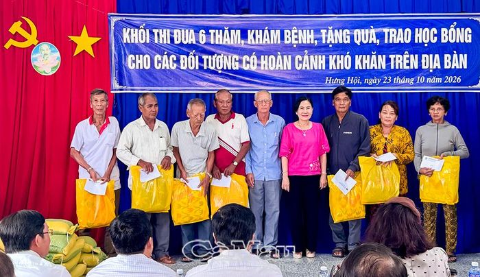Bà Lê Hồng Thu, Phó Chủ tịch Hội Người cao tuổi tỉnh, trao quà cho người cao tuổi.