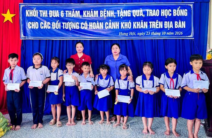 Bà Phan Thị Sang, Phó Chủ tịch Hội Cựu Thanh niên xung phong tỉnh (bên phải) và bà Phạm Yên Ly, Phó Chủ tịch Hội Chữ thập đỏ tỉnh, trao học bổng cho học sinh có hoàn cảnh khó khăn.