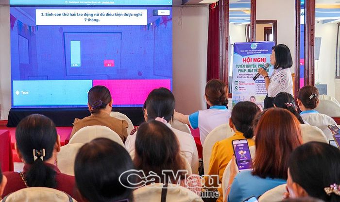 Trò chơi tìm hiểu kiến thức “Hiểu đúng về chính sách dân số và sức khoẻ sinh sản” với các câu hỏi trắc nghiệm đúng - sai giúp đại biểu hiểu rõ hơn các quy định pháp luật về dân số.