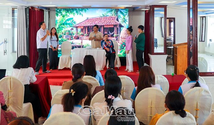 Tiểu phẩm truyền thông “Sinh con thời 4.0 - Ai là người quyết định” giúp người dân hiểu rõ quyền quyết định sinh con và trách nhiệm của các thành viên trong gia đình.