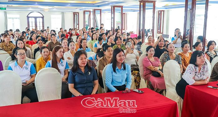 Hội viên phụ nữ, cộng tác viên dân số và người dân hào hứng tham gia các hoạt động tại hội nghị tuyên truyền.