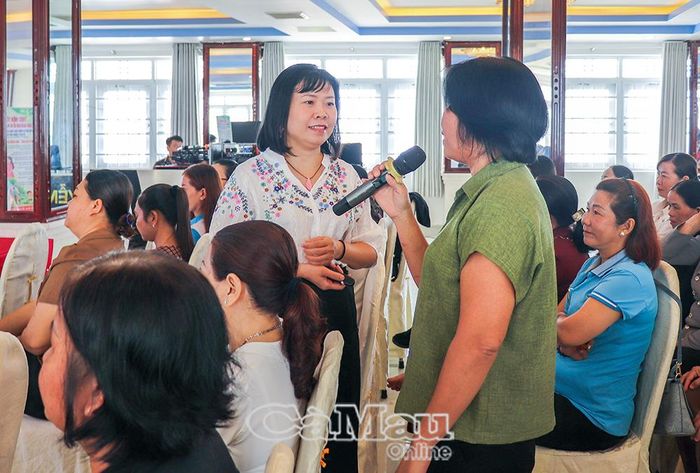 Các đại biểu tích cực trao đổi, thảo luận, chia sẻ những vấn đề thực tiễn về dân số và phát triển.