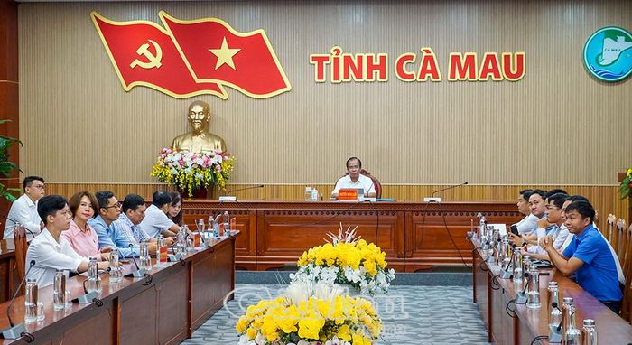 Phó Chủ tịch UBND tỉnh Nguyễn Minh Luân chủ trì tại điểm cầu Cà Mau. Tham dự có đại diện lãnh đạo các sở, ngành và doanh nghiệp.