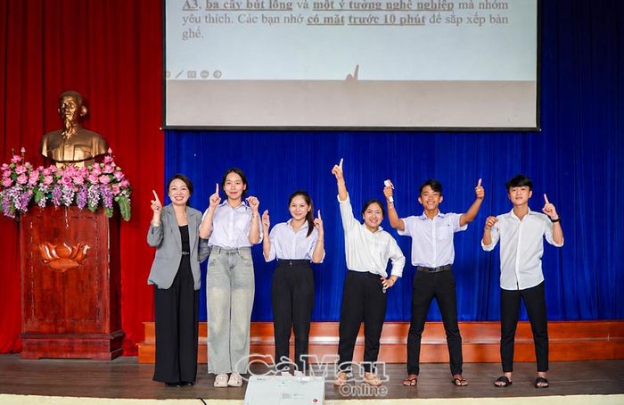 Giảng viên và sinh viên thực hành các kỹ năng giao tiếp, làm việc nhóm.