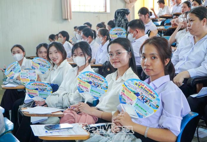 Học sinh, sinh viên Trường Cao đẳng Y tế Cà Mau tham dự tập huấn các kỹ năng mềm cần thiết cho học tập và công việc.