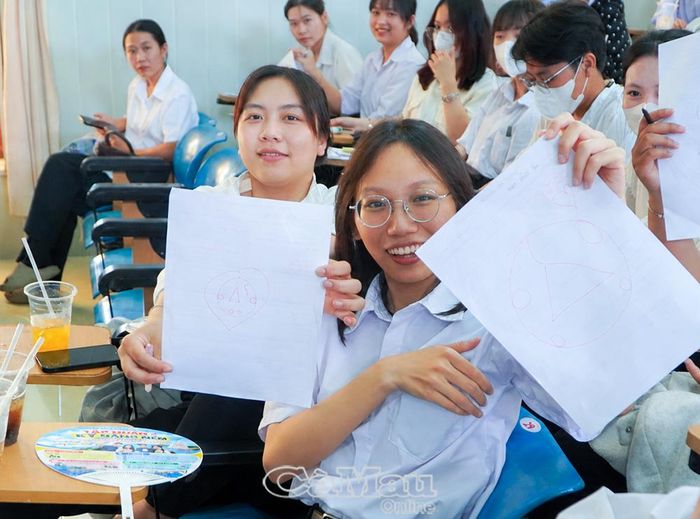 Học viên tích cực trao đổi, thực hành các kỹ năng mềm tại lớp tập huấn.