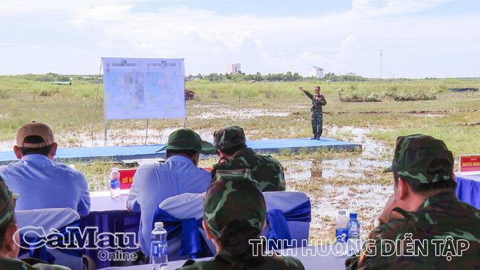 Lực lượng dân quân thực hành chiến đấu với đề mục “Trung đội Dân quân chiến đấu tập kích”.
