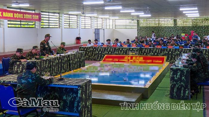 Đồng chí Trần Minh Hải, Bí thư Đảng uỷ, Chủ tịch HĐND phường Hiệp Thành, chủ trì hội nghị triển khai kế hoạch chiến đấu, trong khung diễn tập.