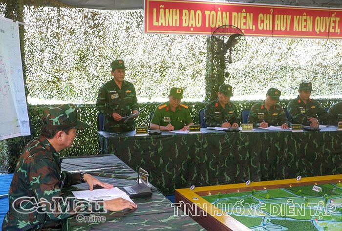 Đồng chí Phan Minh Khoẻ, Phó Bí thư Đảng uỷ, Chủ tịch UBND xã Tân Thuận, triển khai công tác hiệp đồng bảo đảm nhiệm vụ chiến đấu phòng thủ, trong khung diễn tập.