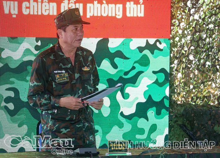 Đồng chí Phạm Thanh Phong, Bí thư Đảng uỷ, Bí thư Chi bộ Quân sự xã Tân Thuận, chủ trì hội nghị Chi bộ Quân sự, trong khung diễn tập.