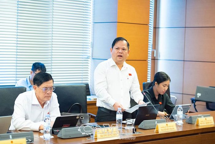 Đại biểu Nguyễn Duy Thanh, Phó Chủ tịch Hiệp hội Doanh nghiệp tỉnh Cà Mau, Uỷ viên Uỷ ban Kinh tế và Tài chính của Quốc hội, phát biểu thảo luận tại tổ.