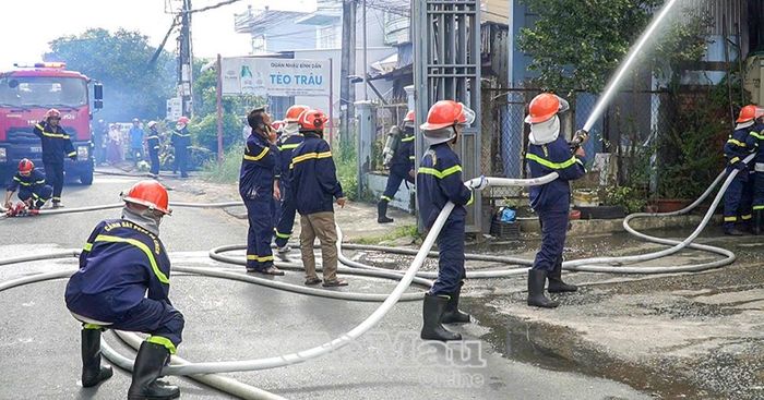 Chiến sĩ Cảnh sát Phòng cháy chữa cháy và Cứu nạn, cứu hộ (Công an tỉnh Cà Mau) phun nước khống chế ngọn lửa.