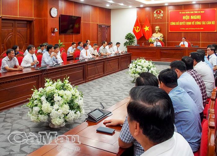 Các đồng chí lãnh đạo tỉnh và đại biểu tham dự hội nghị công bố quyết định về công tác 