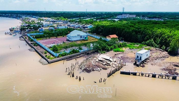 Sạt lở bờ sông đe doạ an toàn khu dân cư, cần di dời người dân khu vực nguy cơ đến nơi ở an toàn.