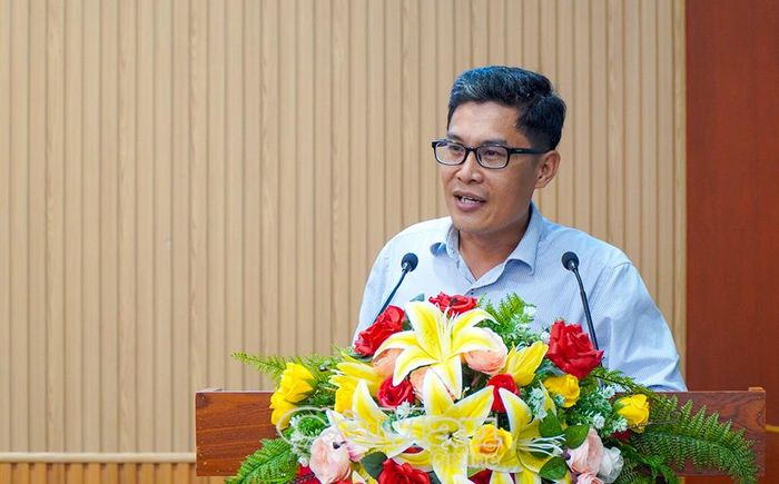  Tiến sĩ Hồng Minh Hoàng, Viện Mekong, Đại học Cần Thơ, đề xuất tỉnh xây dựng lộ trình, mốc thời gian di dời cụ thể theo từng giai đoạn; kết hợp sắp xếp dân cư với ứng dụng khoa học, kỹ thuật trong chỉnh trang đô thị và linh hoạt huy động các nguồn lực đầu tư.