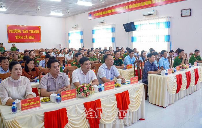 Đồng chí Trương Đăng Khoa, Uỷ viên Ban Thường vụ Tỉnh uỷ, Bí thư Đảng uỷ, Chủ tịch HĐND phường Tân Thành (hàng đầu, thứ tư từ phải sang) và các đại biểu dự lễ ra mắt mô hình.