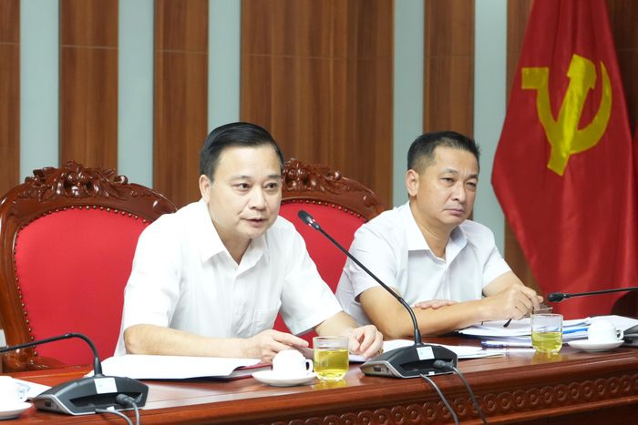 Vụ trưởng Vụ Pháp chế Hoàng Phú Thọ báo cáo tại cuộc họp. Ảnh: M. Thúy