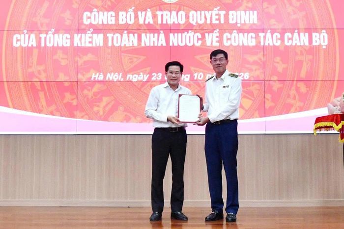 Phó Tổng Kiểm toán nhà nước Doãn Anh Thơ trao Quyết định cho ông Lê Đình Thăng.