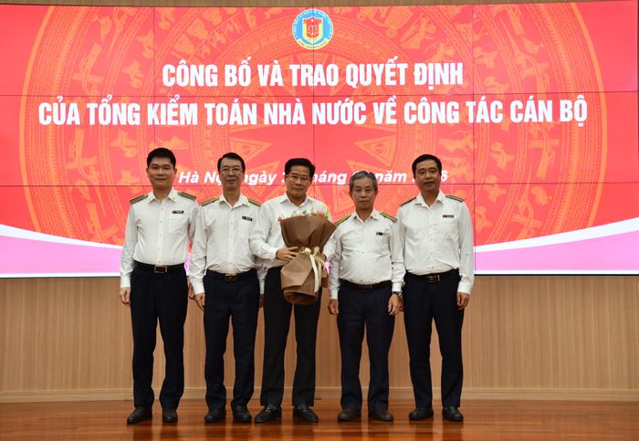 Lãnh đạo KTNN chuyên ngành II chụp ảnh lưu niệm.