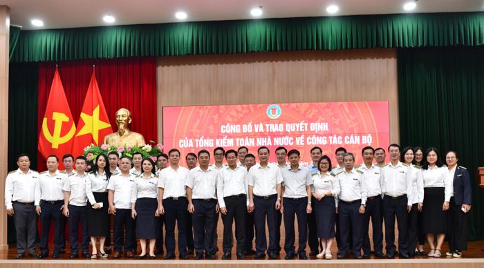 Các đại biểu chụp ảnh lưu niệm cùng tập thể KTNN chuyên ngành II.