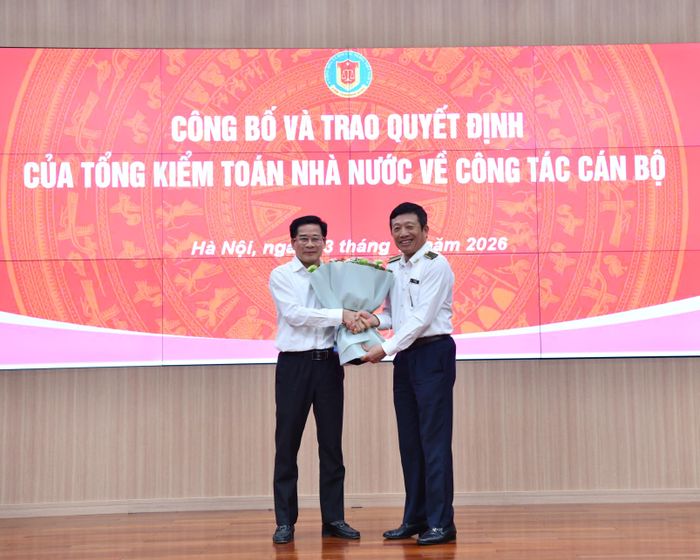Vụ trưởng Vụ Tổ chức cán bộ Đỗ Văn Tạo tặng hoa cho ông Lê Đình Thăng.