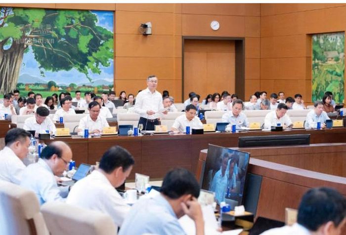 Bộ trưởng Bộ Tài chính Ngô Văn Tuấn trình bày Tờ trình về Dự án Luật Đấu thầu (sửa đổi). Ảnh: quochoi.vn
