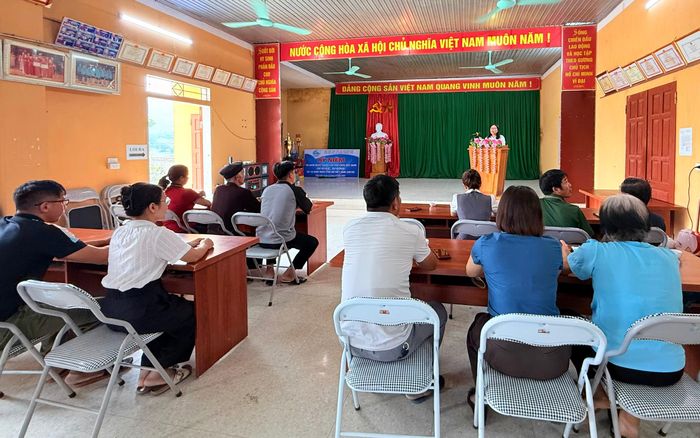 Các đại biểu thôn Đồng Tâm, xã Nhữ Khê lắng nghe đại diện Sở Dân tộc và Tôn giáo tỉnh Tuyên Quang phổ biến một số thông tin chính sách mới. Ảnh: PHÚC KHANG