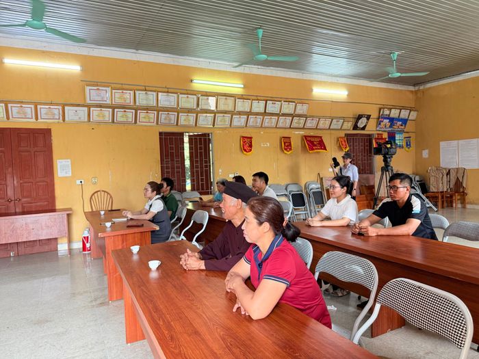 Bà Nguyễn Thị Chính tham gia một cuộc họp của thôn Đồng Tâm, xã Nhữ Khê, tỉnh Tuyên Quang. Ảnh: QUỲNH ANH