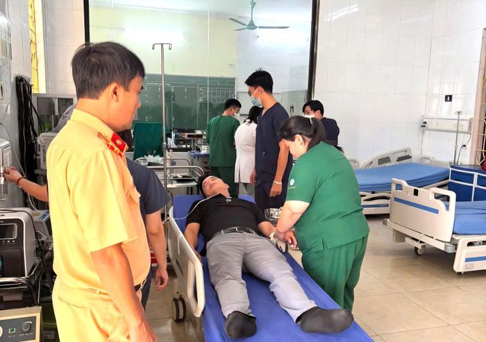 Cảnh sát giao thông đường thủy Lào Cai kịp thời hỗ trợ người đàn ông gặp vấn đề sức khỏe trên Quốc lộ 2D. Ảnh: CA.↵