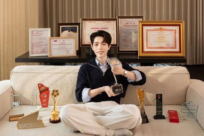 Đức Phúc từng tâm sự: “Tôi biết ơn ông trời về những điều may mắn, tốt đẹp đã đến với mình suốt thời gian qua. Tôi luôn trân quý những thời điểm khó khăn trong quá khứ để bây giờ nhìn lại, không phải ai cũng có những trải nghiệm giống mình. Cũng cảm ơn những thời điểm khó khăn ấy mới có Đức Phúc của hiện tại."