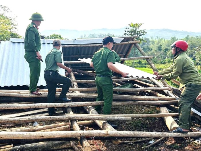 Một hình ảnh đẹp khác của Công an xã Tà Rụt giúp người dân khắc phục hậu quả lốc xoáy tại thôn Apul (Quảng Trị). Ảnh minh họa