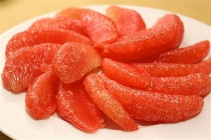 Bưởi đỏ Đông Cao mang vị ngọt thanh đan xen chút chua dịu đầy hấp dẫn. Ảnh: Thời báo Văn học Nghệ thuật