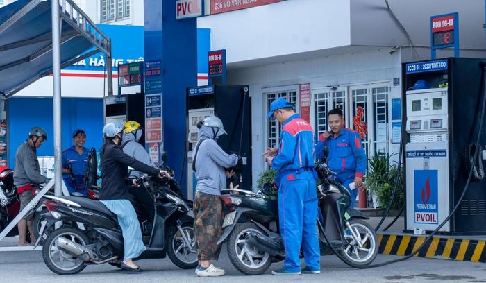 Theo điều hành của liên Bộ Công Thương - Tài chính, từ 15 giờ ngày 22/10, giá xăng E5RON92 giảm 1.610 đồng/lít. Ảnh minh họa