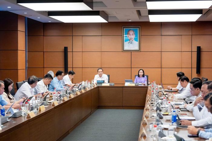 Các đại biểu tham gia thảo luận tại Tổ 2.